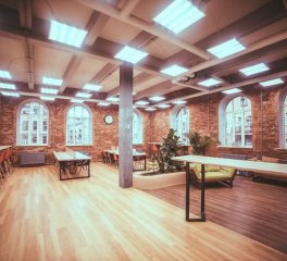 Рабочее место в коворкинге. Open space