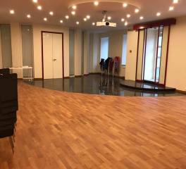Зал №1 для групповой работы с проектором