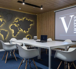 Переговорная комната V Hotel на Тверской
